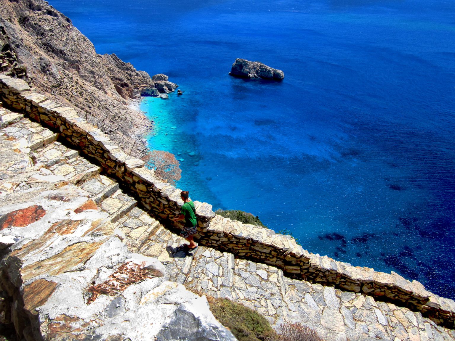 05-Cicladi-Alta-Vista-mare-scogli-camminata