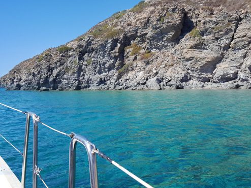 LA NOSTRA BARCA - PLENIS VELIS 26 Acqua Cristallina Grecia in Vela. Vista Isole. Navigazione rasente isole greche, panorama, dettagli scogliera.