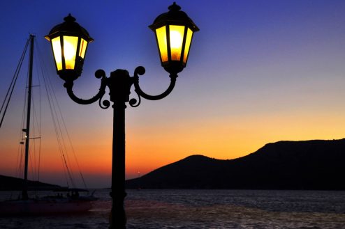 in grecia di notto al porto